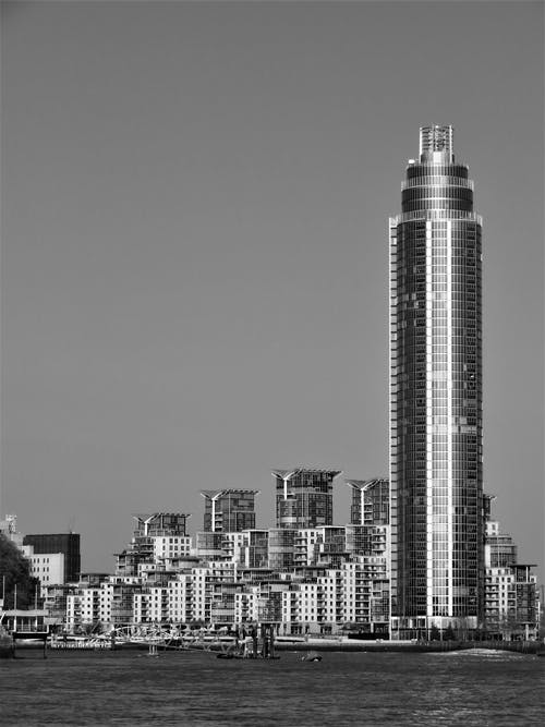 水体附近的高层建筑的灰度摄影 · 免费素材图片