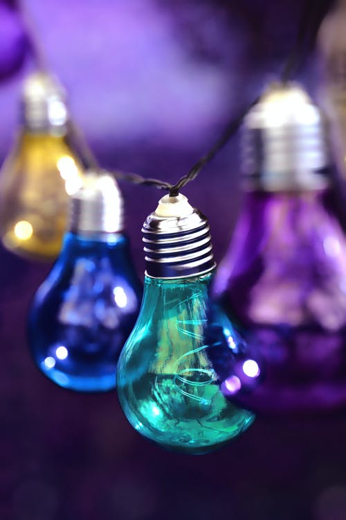紫色，蓝绿色，蓝色和黄色挂灯泡 · 免费素材图片