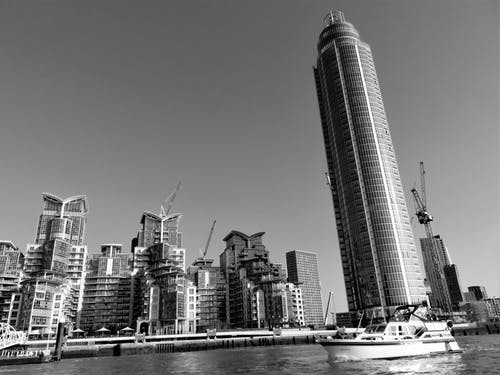 城市建筑的灰度摄影 · 免费素材图片