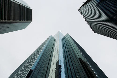 三座高层建筑的低角度摄影 · 免费素材图片