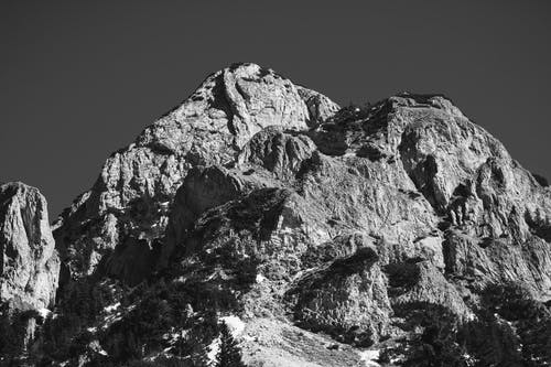 山的灰度照片 · 免费素材图片
