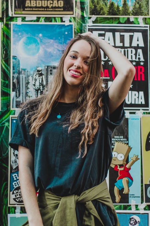 未知的名人抱着她的头 · 免费素材图片