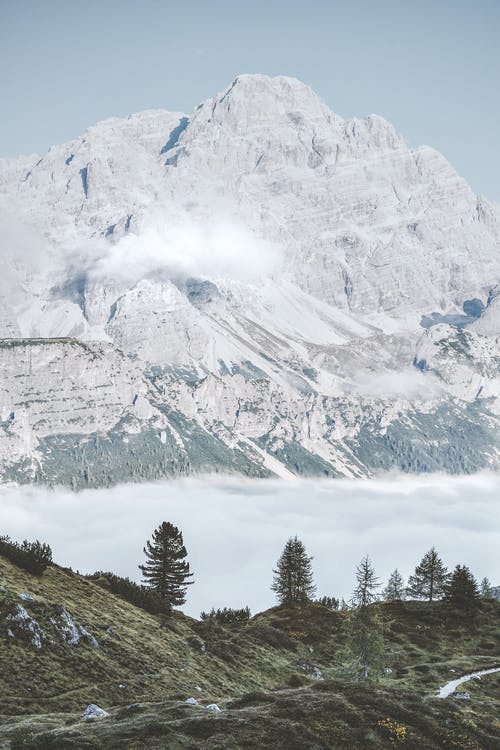 蓝天下的灰山 · 免费素材图片