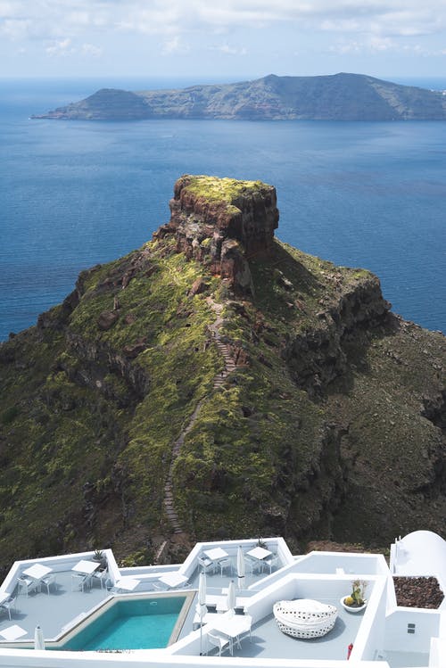 水体附近的悬崖 · 免费素材图片