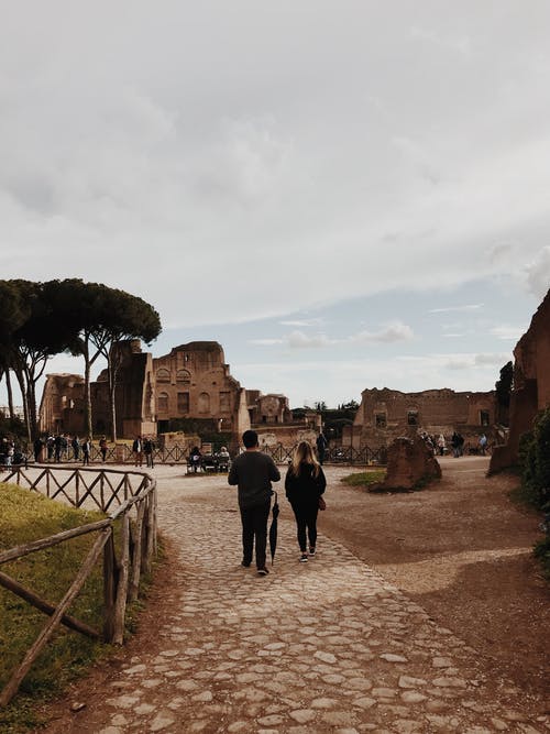 男人和女人在通路上行走 · 免费素材图片