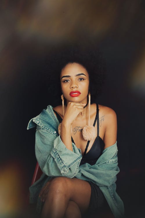 女人坐在椅子上 · 免费素材图片