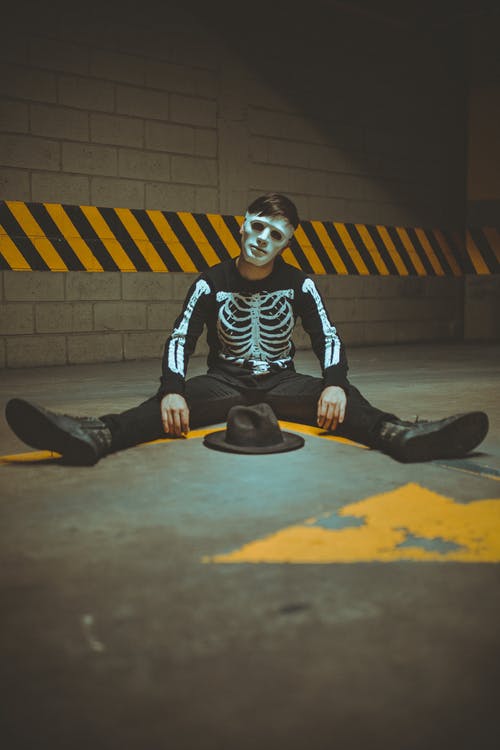 男子坐在地板上 · 免费素材图片