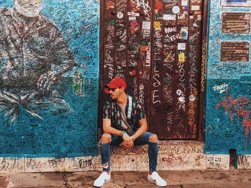 坐在木门附近的人 · 免费素材图片