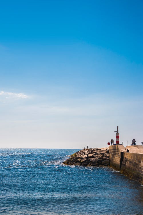 波浪撞击海堤 · 免费素材图片