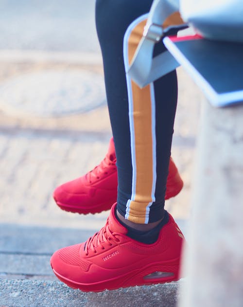 穿着红色系带运动鞋的人 · 免费素材图片