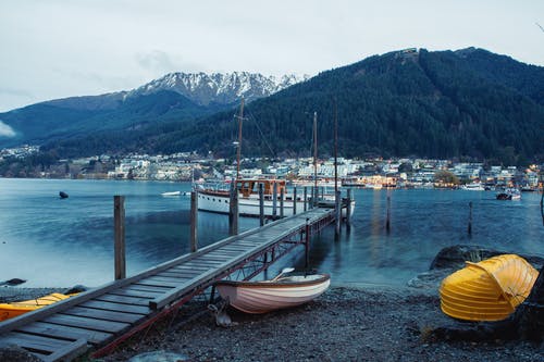 棕色木制码头在海边 · 免费素材图片