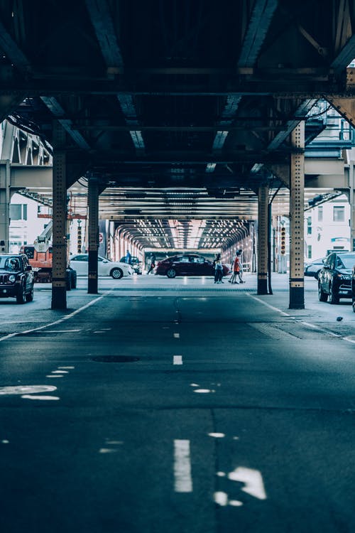 道路上行驶的车辆 · 免费素材图片