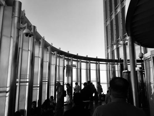 建筑物内人员的灰度摄影 · 免费素材图片