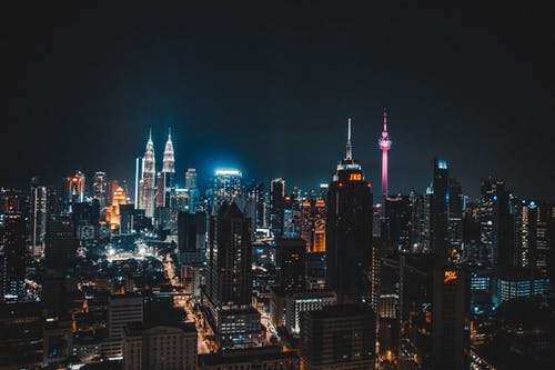 高层建筑在夜间的照片 · 免费素材图片