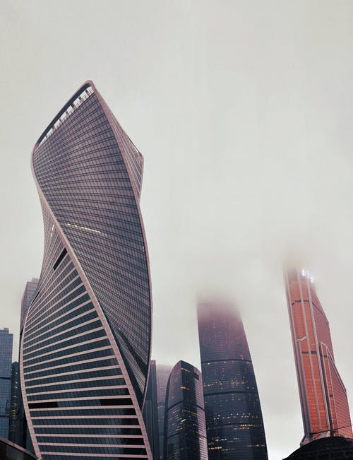 有雾的日子的高层建筑照片 · 免费素材图片