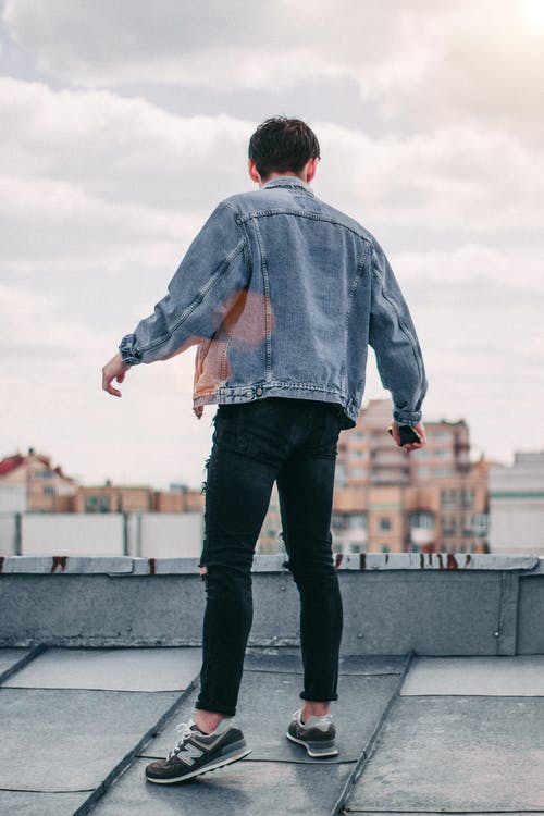 一个人站在屋顶上的照片 · 免费素材图片