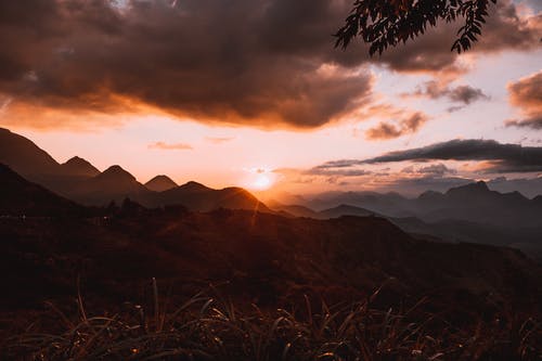 黄金时段的山与草 · 免费素材图片