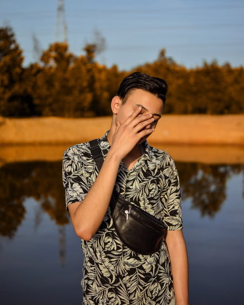 遮住他的脸的男人 · 免费素材图片