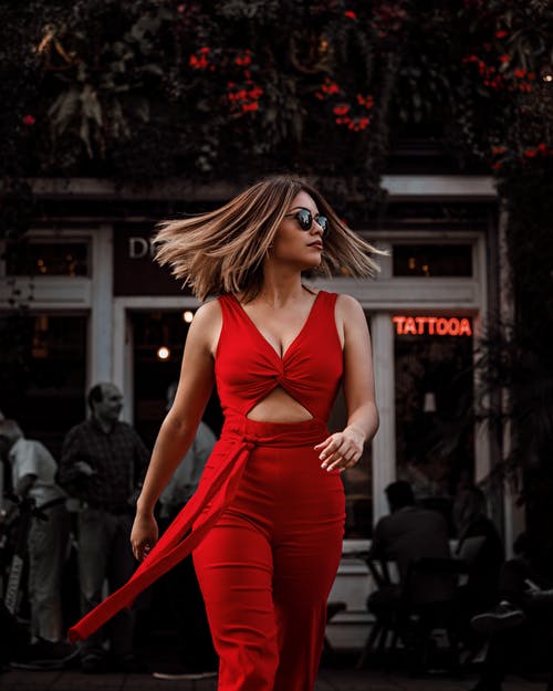 红色衣服走路的女人的照片 · 免费素材图片