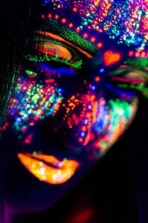 女人的脸的五彩选择性彩色摄影 · 免费素材图片