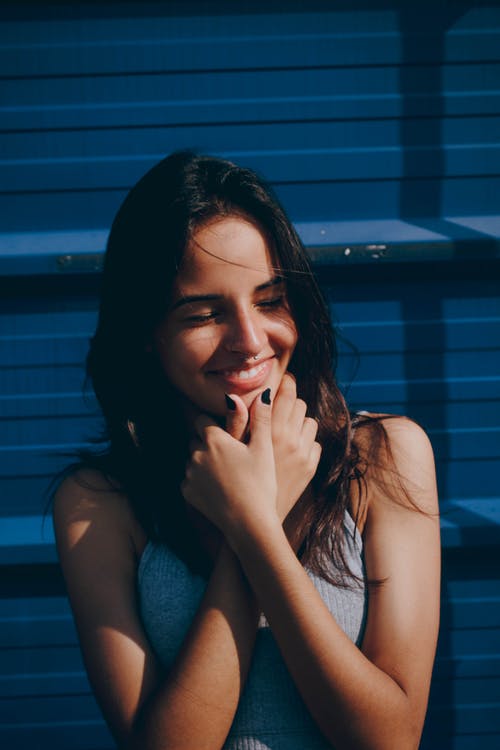 女人抱着她的下巴 · 免费素材图片