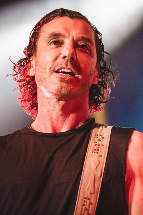 黑色背心弹吉他的人 · 免费素材图片