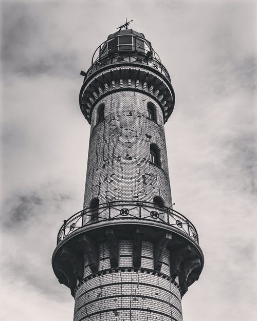 灯塔的灰度摄影 · 免费素材图片