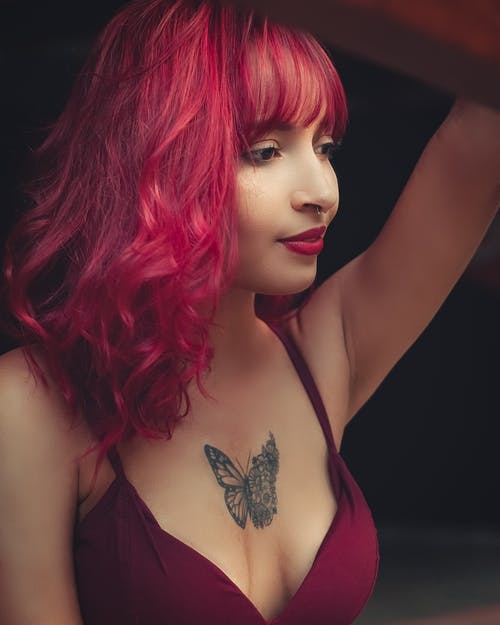 女人穿着胸罩与胸部的纹身纹身 · 免费素材图片