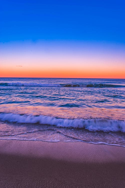 海浪在蓝蓝的天空下 · 免费素材图片