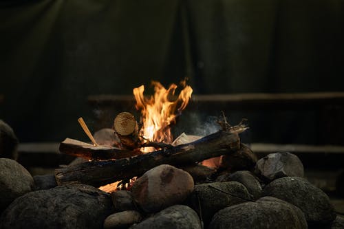 在岩石上燃烧木头 · 免费素材图片