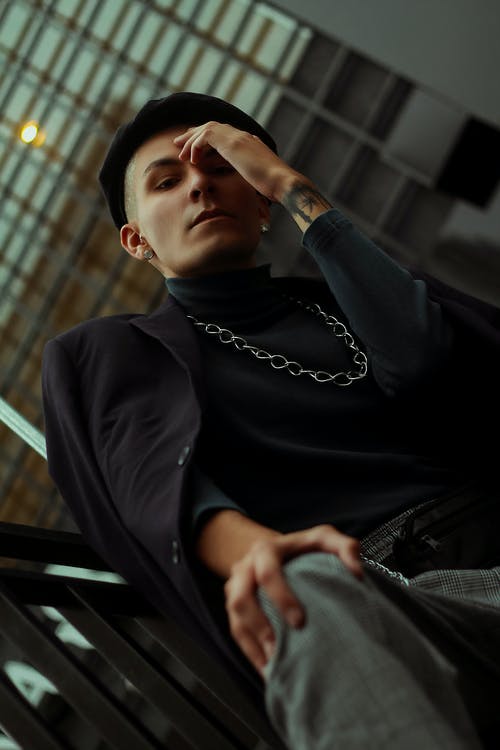 男人抱着他的膝盖和他的头 · 免费素材图片