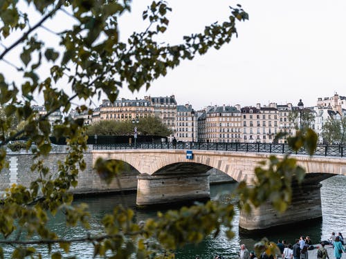 桥下的人 · 免费素材图片