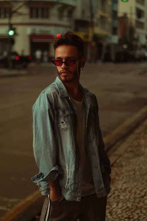 用手在口袋里的男人 · 免费素材图片