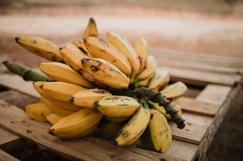 香蕉水果放在木箱上 · 免费素材图片