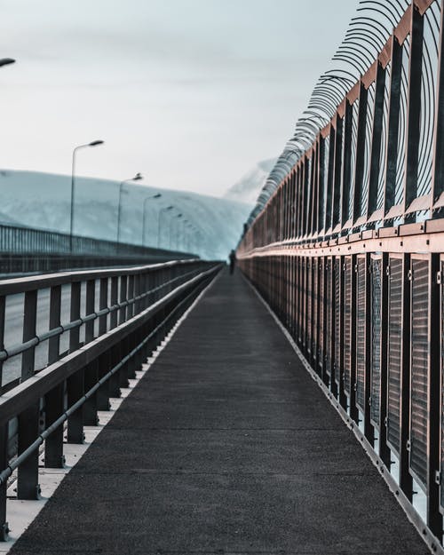 在桥上行走的人 · 免费素材图片