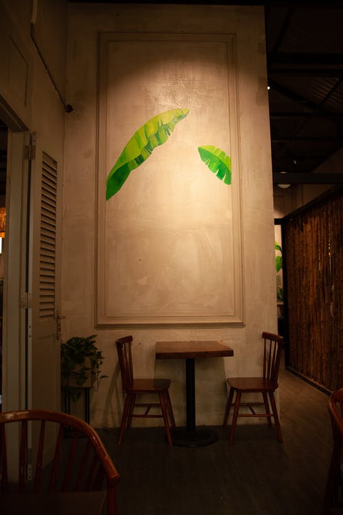 墙旁边的棕色木桌 · 免费素材图片