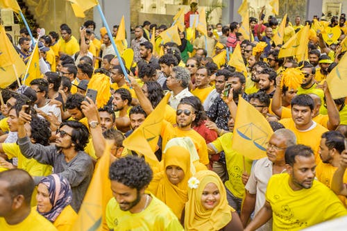 人们穿着黄色的衬衫 · 免费素材图片