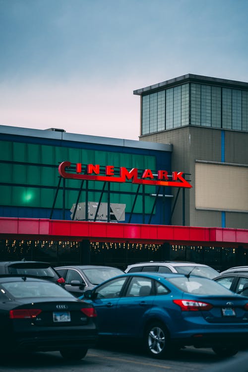 停在cinemark大楼前的车辆 · 免费素材图片