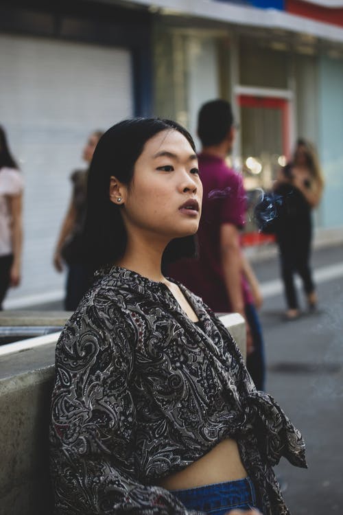 女人站在混凝土建筑附近 · 免费素材图片