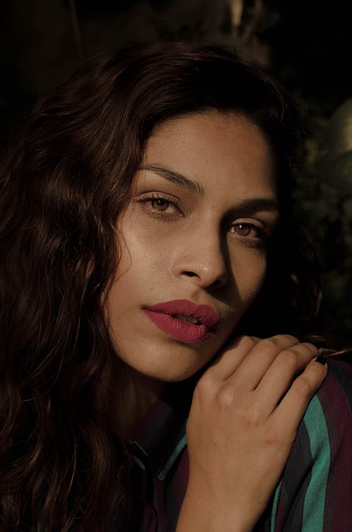 将右手放在脸颊上的女人 · 免费素材图片