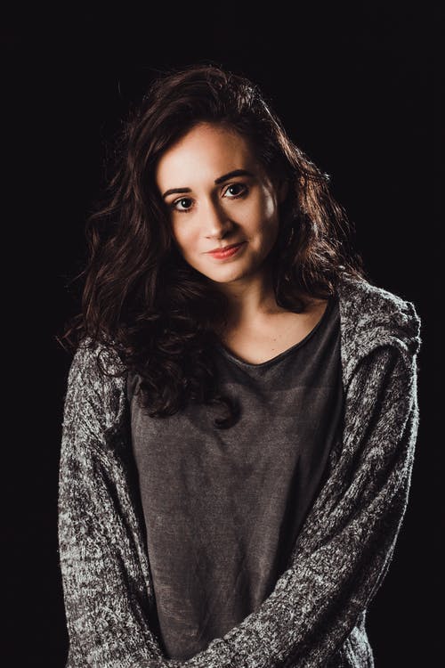 灰色长袖上衣的女人 · 免费素材图片