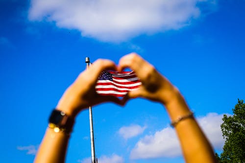 人类的手和我们的旗帜 · 免费素材图片