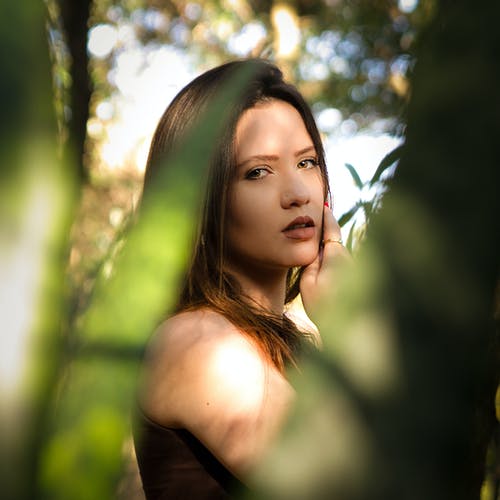 站在绿叶树下的女人 · 免费素材图片