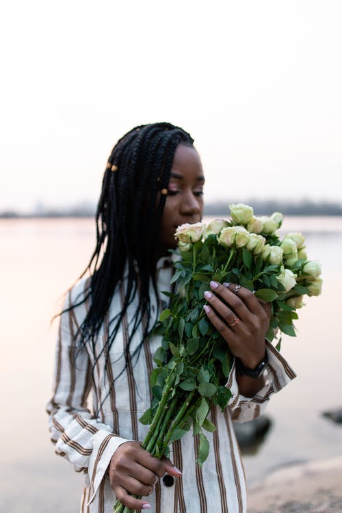 女人抱着白玫瑰 · 免费素材图片
