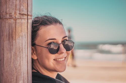 戴着黑色太阳镜的女人 · 免费素材图片