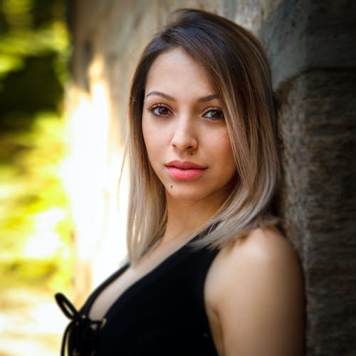 黑色无袖上衣的女人 · 免费素材图片