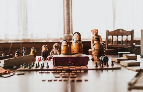 棕色和黑色嵌套娃娃棕色木制的桌子上 · 免费素材图片