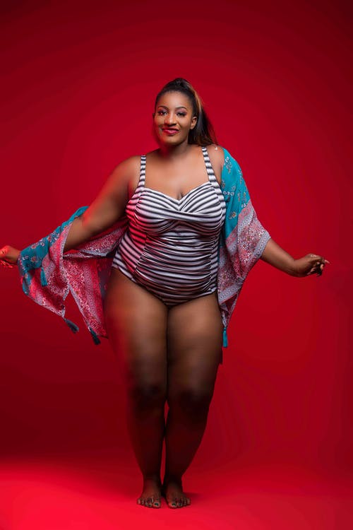 女人穿着白色和黑色条纹的一件西服 · 免费素材图片