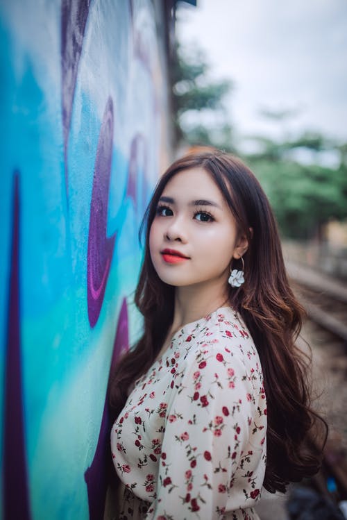 女人站和面对墙 · 免费素材图片