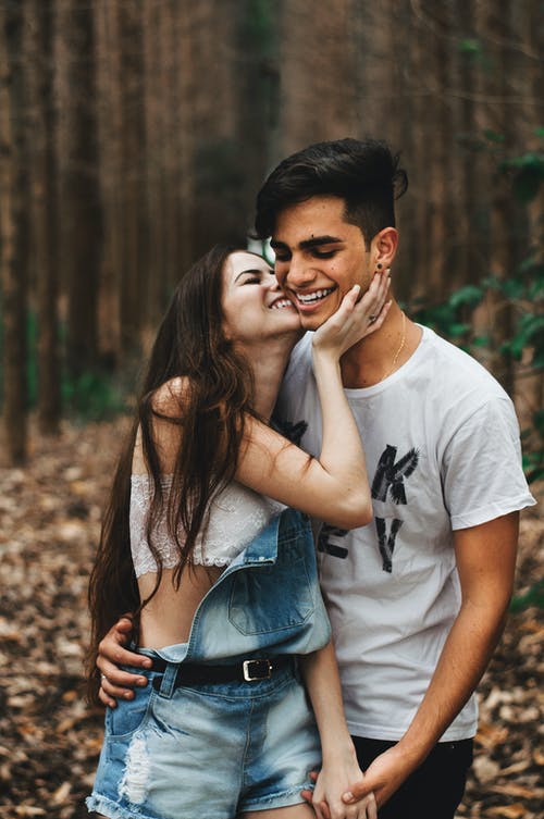 女人要在森林亲吻男人 · 免费素材图片